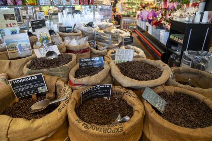 El alza de precios de gastos de consumo personal en EEUU se mantuvo en febrero en el 2,5%