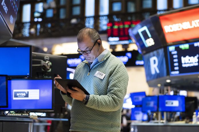 Wall Street abre en rojo con los ojos puestos en los planes arancelarios de Trump