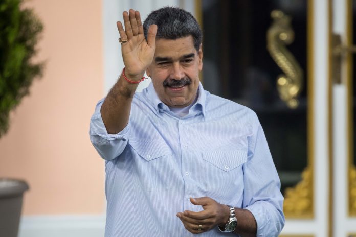 Maduro reitera que expresidente Santos planificó fallido atentado hace siete años