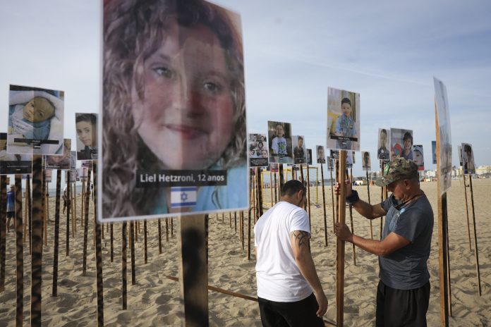 Activistas levantan en playa de Copacabana un "cementerio" con los niños muertos en Gaza